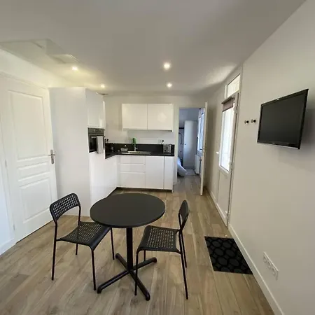 Sweat Little Close To Sword Casa de Férias *